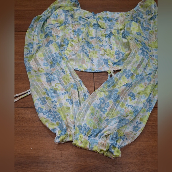 Chic Floral Puff Sleeve Blouse in Blue and Green - Picture 5 of 7